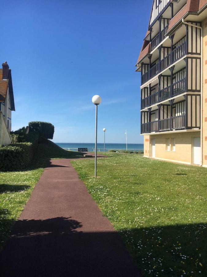 Beautiful Apartment With Gardenlk Cabourg Eksteriør bilde